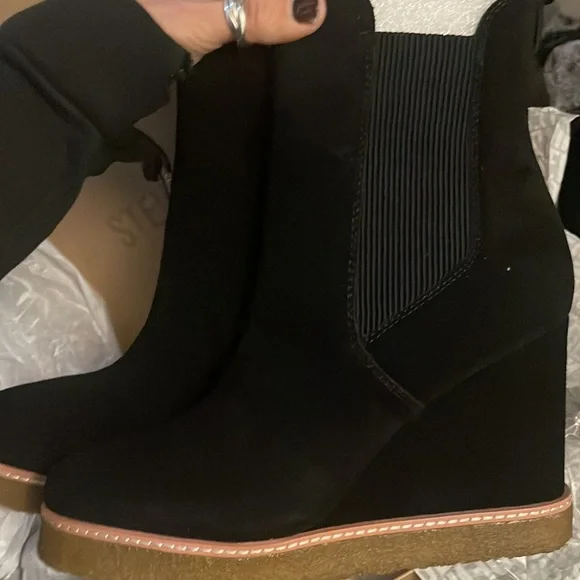 Steve Madden wedge suede moos is black size 9 NEW with tags